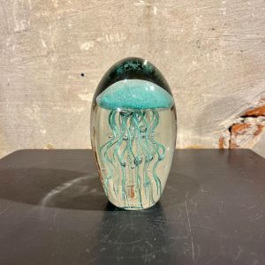 Jasmijnbloembinders - Grote glazen bol met turquoise kwal
