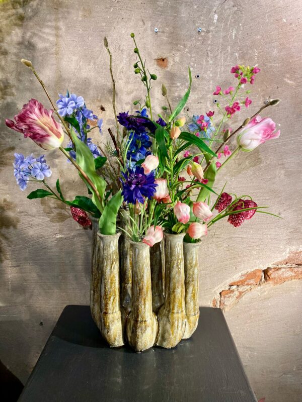 Zijden arrangement vaas met frisse voorjaarsbloemen