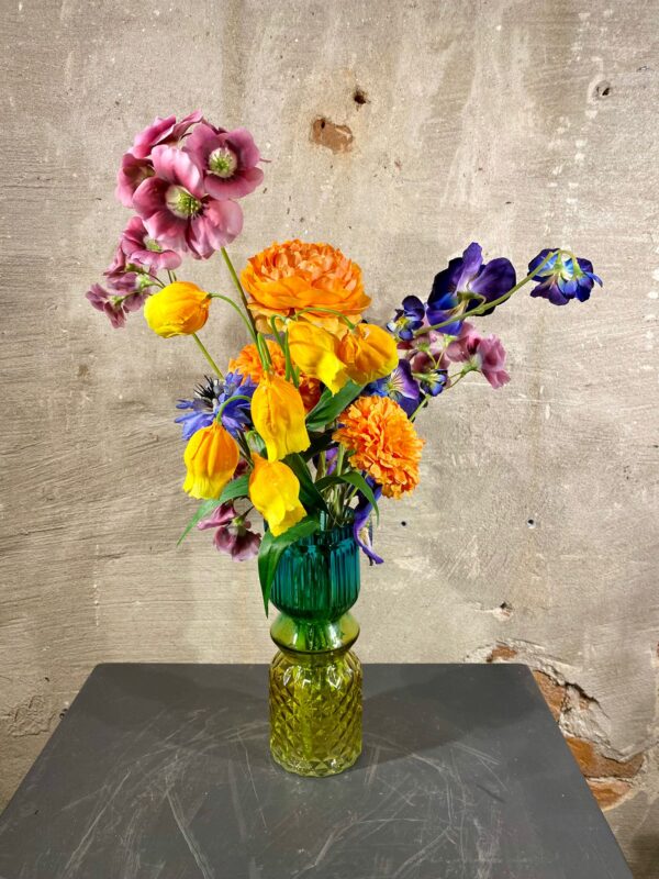 Zijden arrangement kleuren oranje paars blauw geel