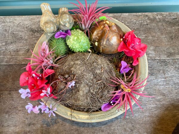 Vogel schaal met droog bloeiende bollen en zijden bloemen