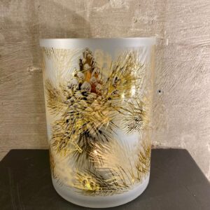 Windlicht met dennetak en dennenappel