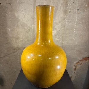 Aardewerk vaas okergeel