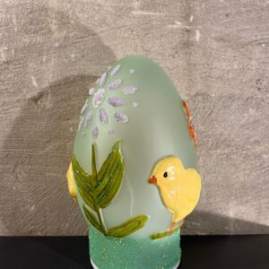 Ei met verlichting groen met kuiken