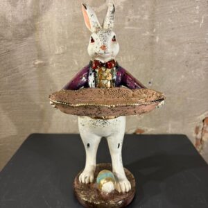 Haas met dienblad paars