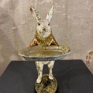 Haas met dienblad rose