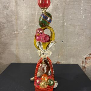 Kandelaar hond met kuiken