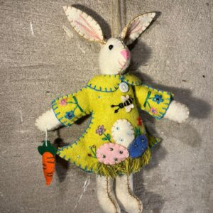 Paashanger haas met geel jasje eieren
