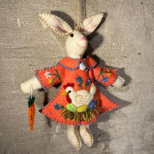Paashanger haas met oranje jasje haan