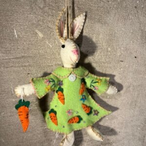 Paashanger haas met groen jasje wortels