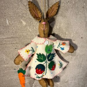 Paashanger haas met wit jasje aarbeien