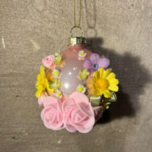 Paashanger ei licht roze met bloemen
