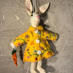 Paashanger haas met geel jasje bloemen