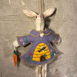 Paashanger haas met paars jasje