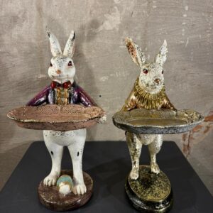 set van twee hazen met dienblad