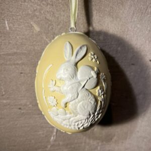 Gedoceerde paashanger ei geel