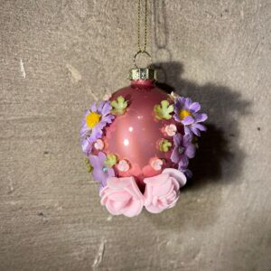 Paashanger ei roze met bloemen