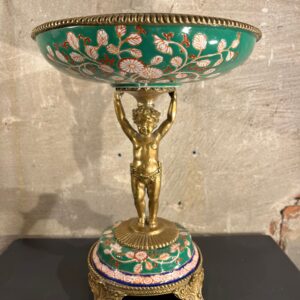 Schaal op voet engel bloemen