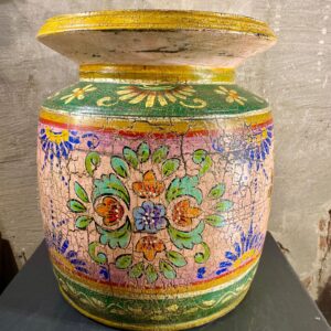 Houten melkpot kleur roze met groen en bloemen