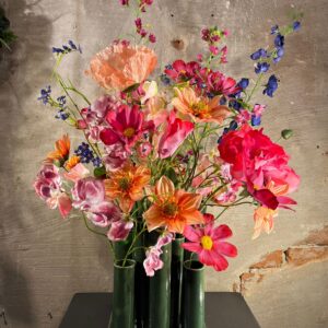 Zijden boeket met groene vaas